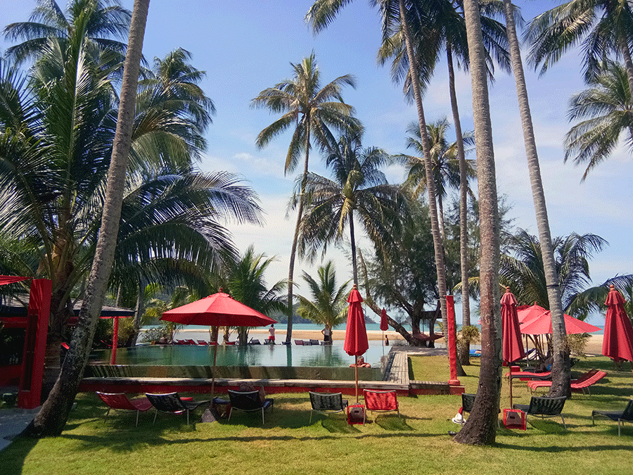 klong-song-strand-bar-pool-beach-koh-chang-thailand