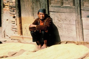 Mann-raucht-alte-Fotos-Nepal