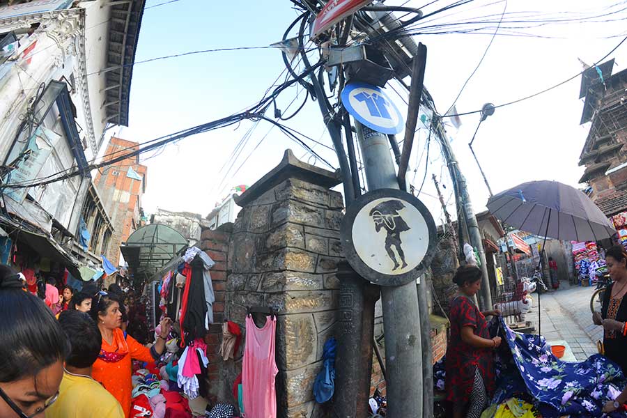nepal-infrastruktur-backpacker-reise-kathmandu-träger