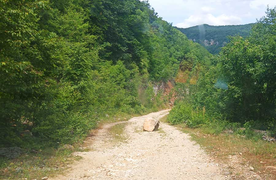 Boracko-nach-Trebinje-straße-bosnien-roadtrip-camper