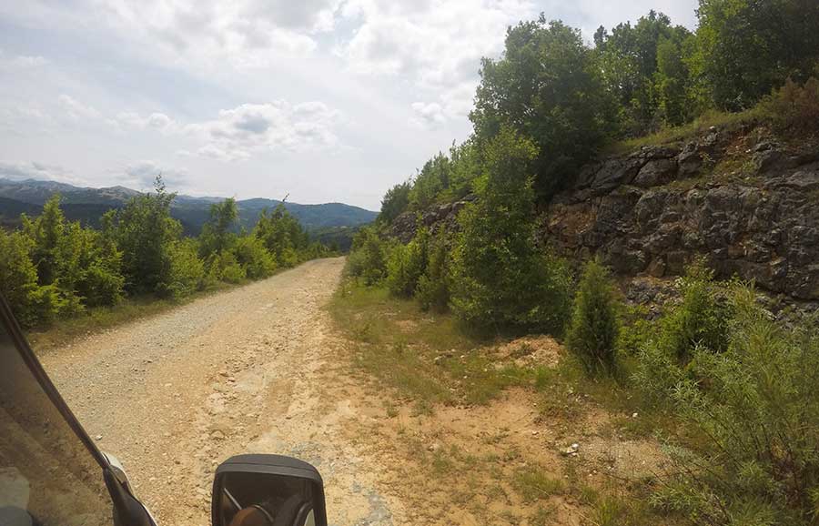 schlechte-straße-bosnien-Boracko-nach-Trebinje-straße-bosnien-roadtrip-camper